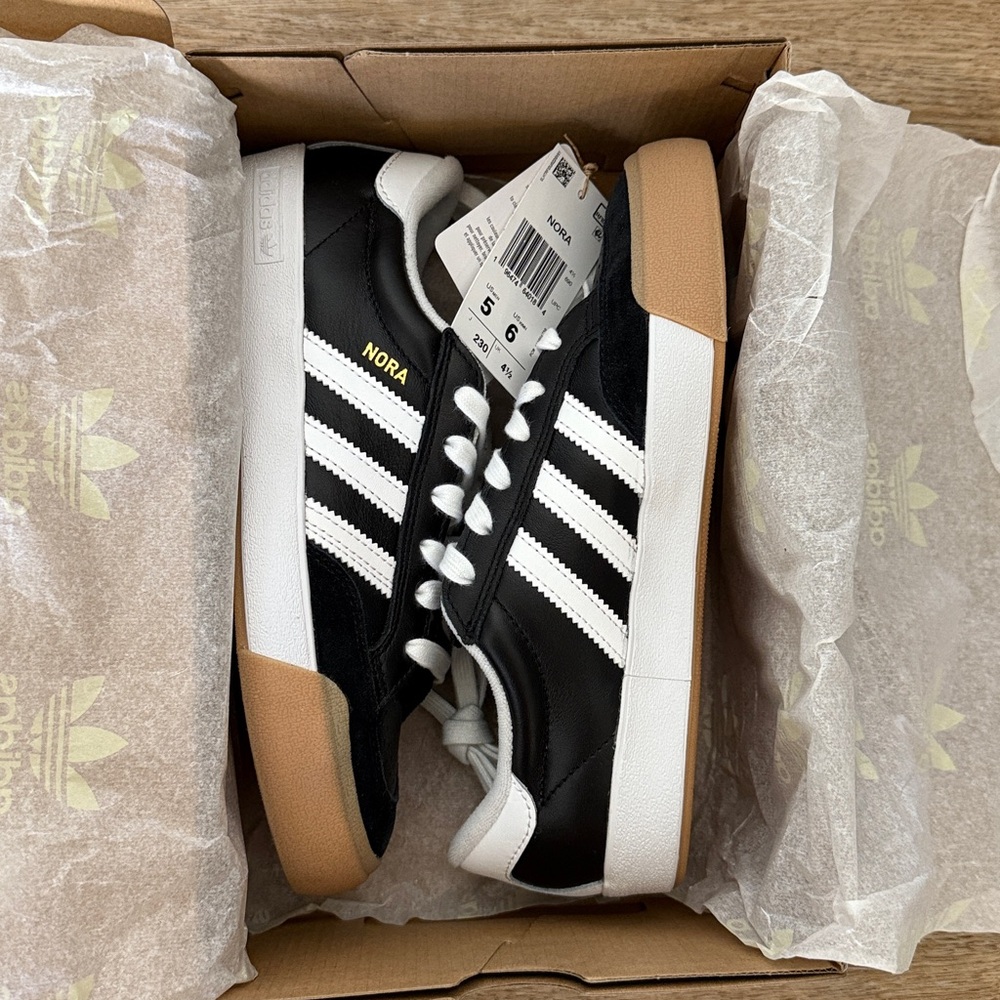 ADIDAS Nora Size Women’s 6 / Men’s 5 in Core Black / Cloud White / Bluebird NEW